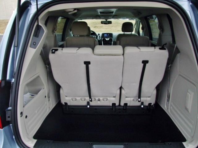 Chrysler Town and Country 2013 photo 5