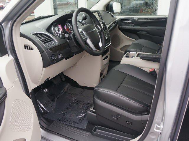 Chrysler Town and Country 2013 photo 2