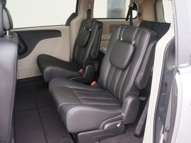 Chrysler Town and Country 2013 photo 3