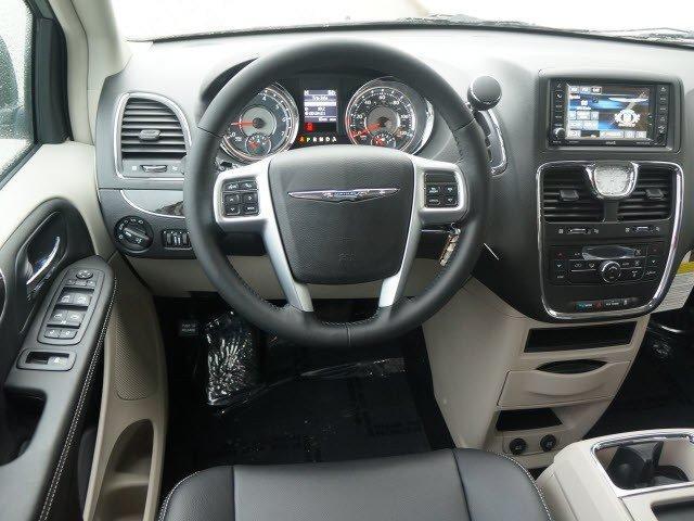 Chrysler Town and Country 2013 photo 4