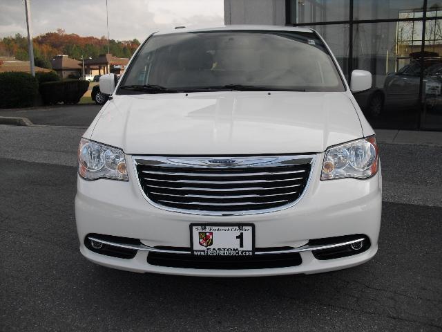 Chrysler Town and Country 2013 photo 1