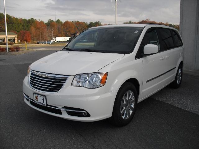 Chrysler Town and Country 2013 photo 2
