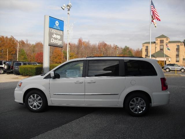 Chrysler Town and Country 2013 photo 3