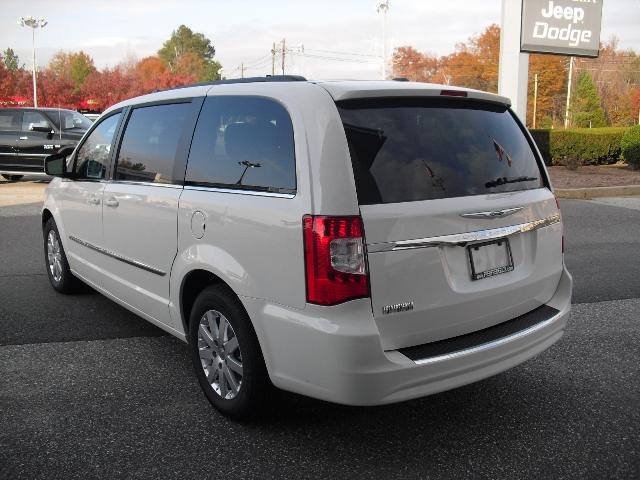 Chrysler Town and Country 2013 photo 4