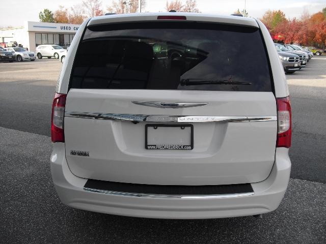 Chrysler Town and Country 2013 photo 5