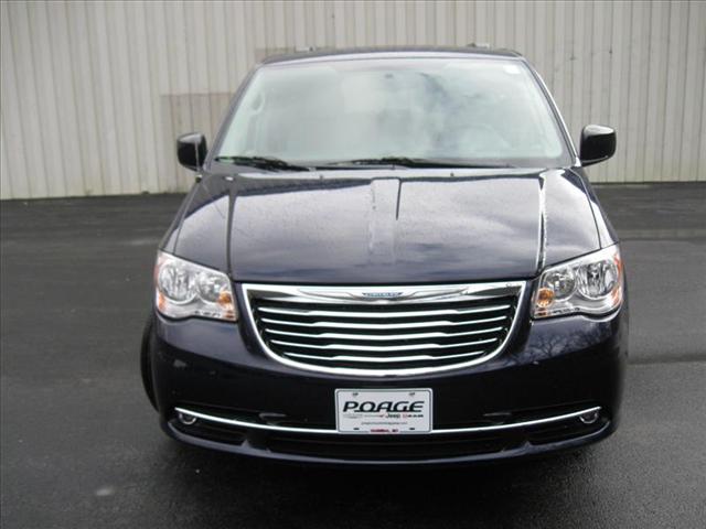 Chrysler Town and Country 2013 photo 1