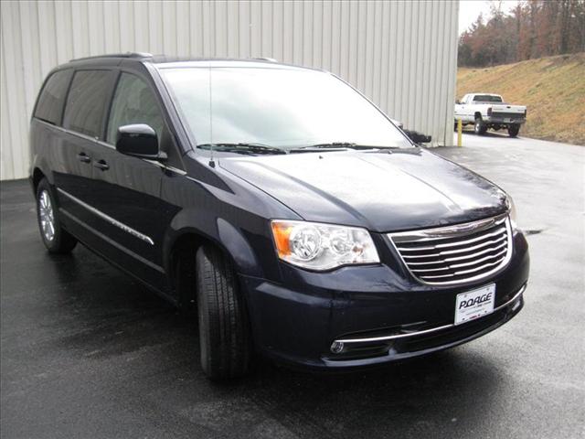 Chrysler Town and Country 2013 photo 2