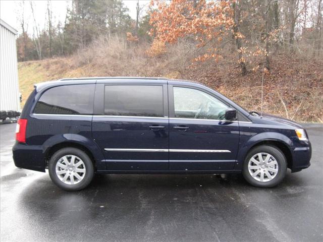 Chrysler Town and Country 2013 photo 3