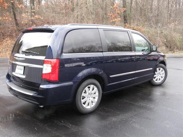 Chrysler Town and Country 2013 photo 4