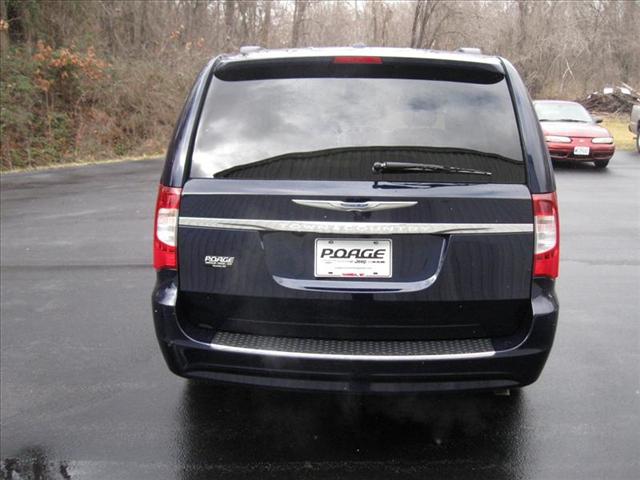 Chrysler Town and Country 2013 photo 5
