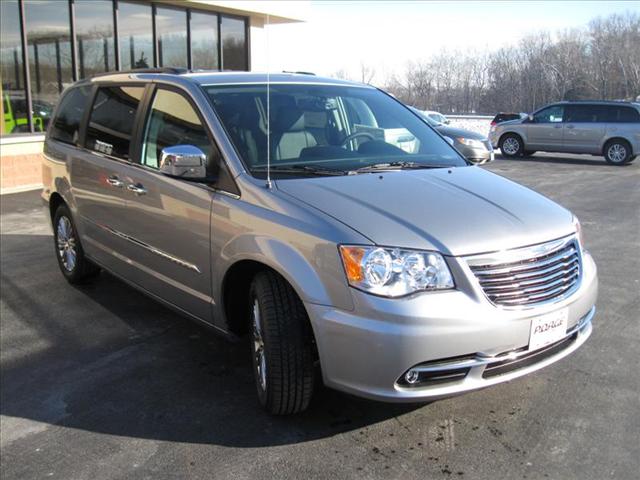 Chrysler Town and Country 2013 photo 2