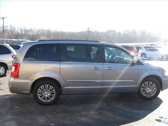 Chrysler Town and Country 2013 photo 3