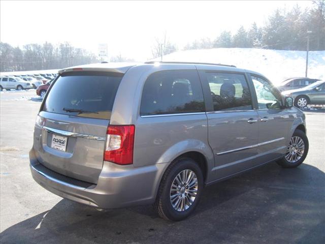 Chrysler Town and Country 2013 photo 4