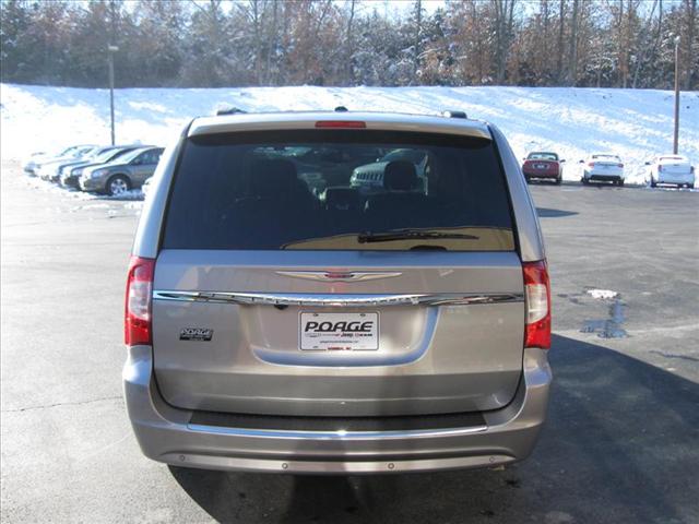 Chrysler Town and Country 2013 photo 5
