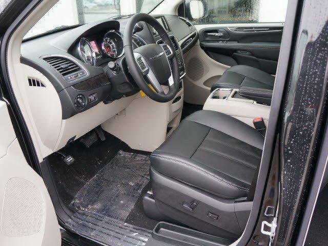 Chrysler Town and Country 2013 photo 2