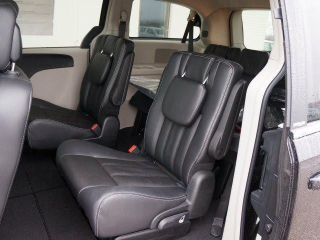 Chrysler Town and Country 2013 photo 3