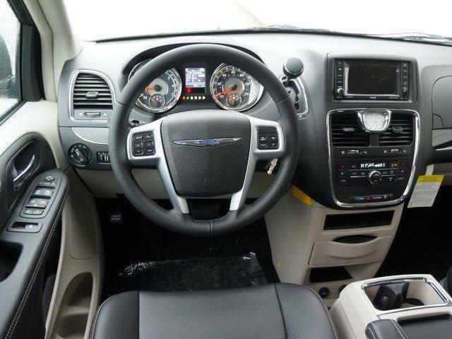 Chrysler Town and Country 2013 photo 4