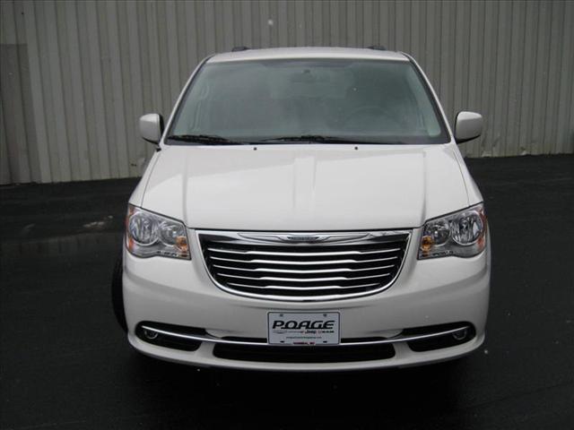Chrysler Town and Country 2013 photo 1