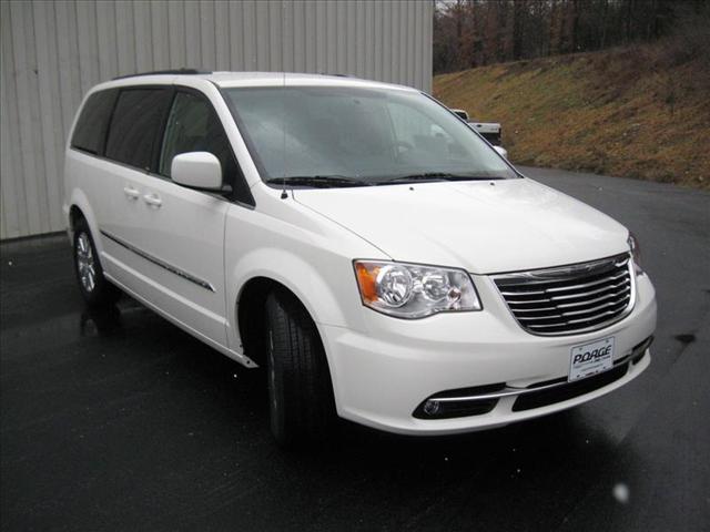 Chrysler Town and Country 2013 photo 2