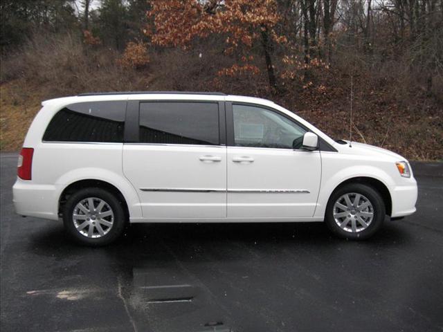 Chrysler Town and Country 2013 photo 3