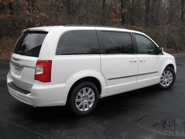 Chrysler Town and Country 2013 photo 4