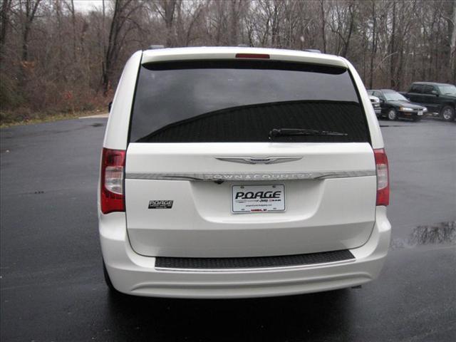 Chrysler Town and Country 2013 photo 5