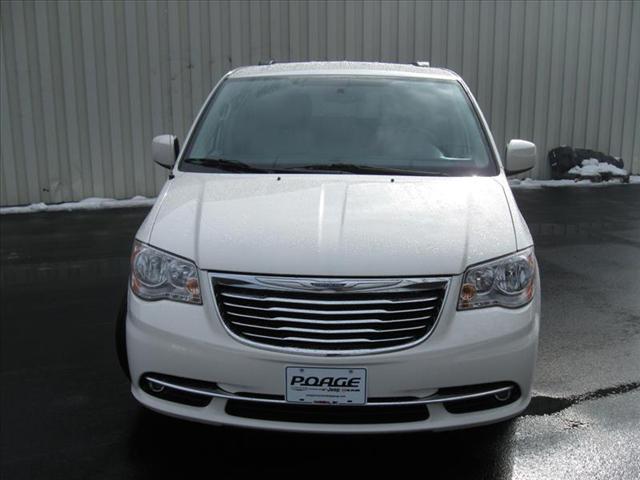 Chrysler Town and Country 2013 photo 1