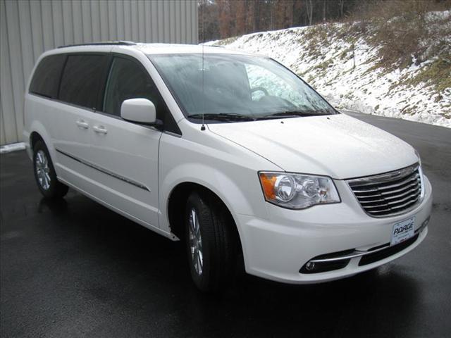 Chrysler Town and Country 2013 photo 2