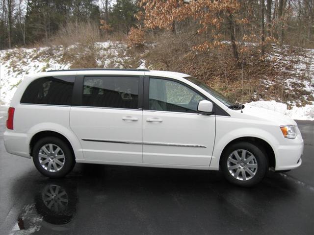 Chrysler Town and Country 2013 photo 3