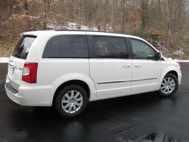 Chrysler Town and Country 2013 photo 4