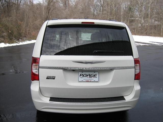 Chrysler Town and Country 2013 photo 5
