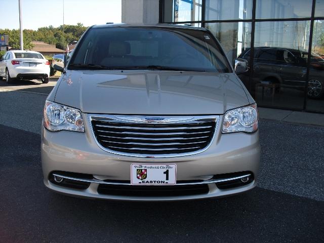 Chrysler Town and Country 2013 photo 1