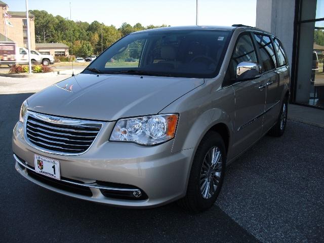 Chrysler Town and Country 2013 photo 2