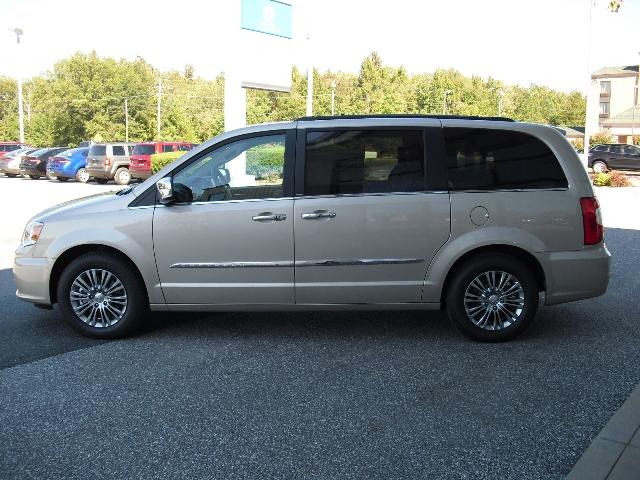 Chrysler Town and Country 2013 photo 3