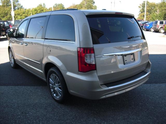 Chrysler Town and Country 2013 photo 4