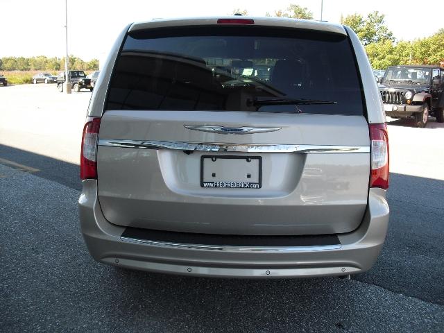 Chrysler Town and Country 2013 photo 5