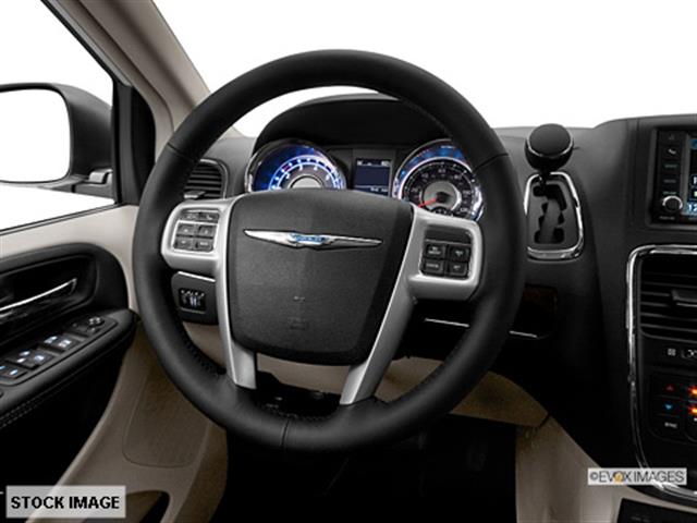Chrysler Town and Country 2014 photo 3
