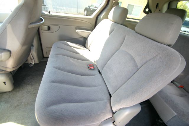 Chrysler Voyager 2003 photo 2