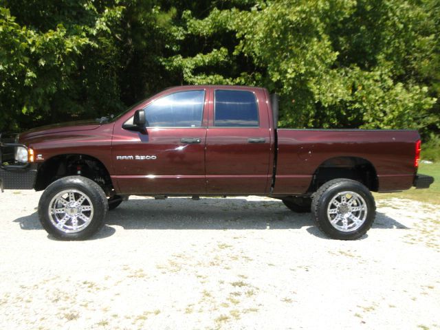 Dodge 200 2004 photo 2