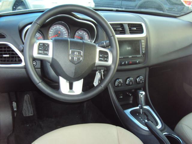 Dodge Avenger 2011 photo 4