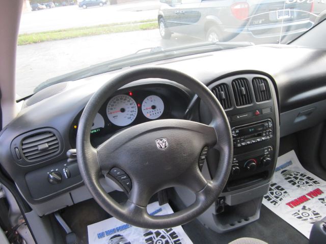 Dodge Caravan 2005 photo 2