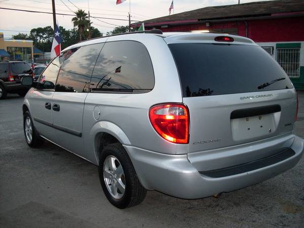 Dodge Caravan 2005 photo 2