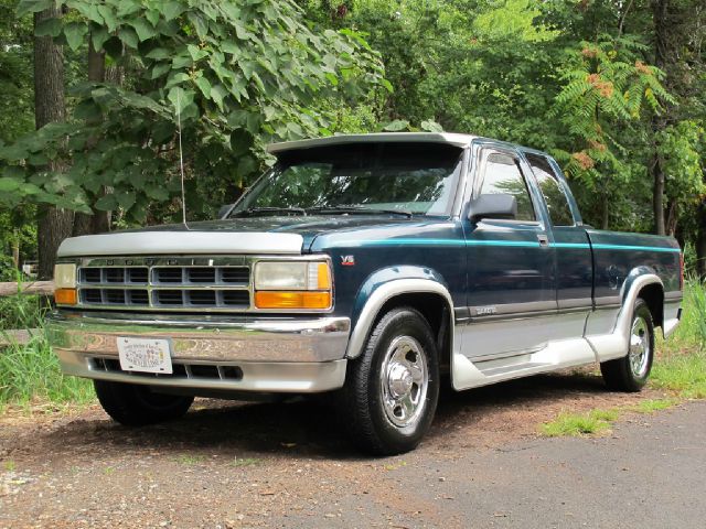 Dodge Dakota Laramie Crew Cab SWB Pickup Truck
