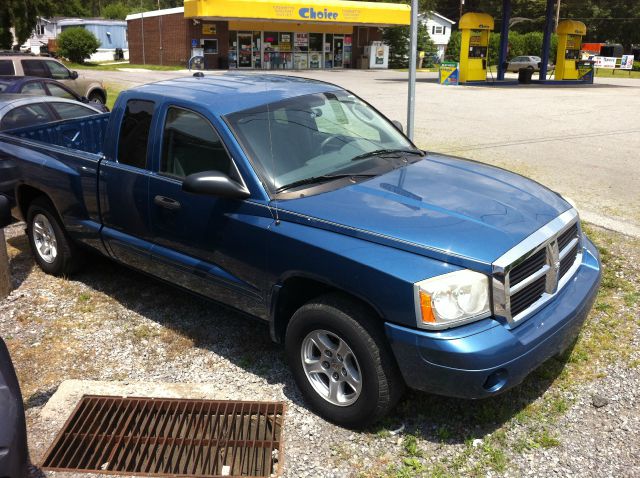 Dodge Dakota SLT 4-door 4WD Pickup Truck