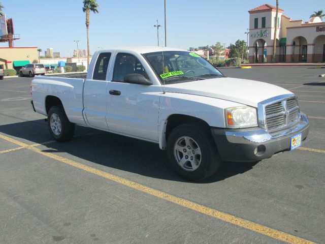 Dodge Dakota SLT 4-door 4WD Pickup Truck