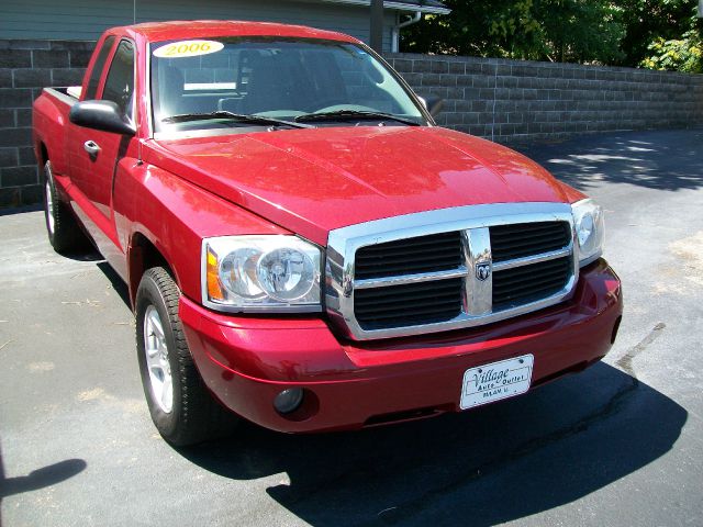 Dodge Dakota SLT 4-door 4WD Pickup Truck