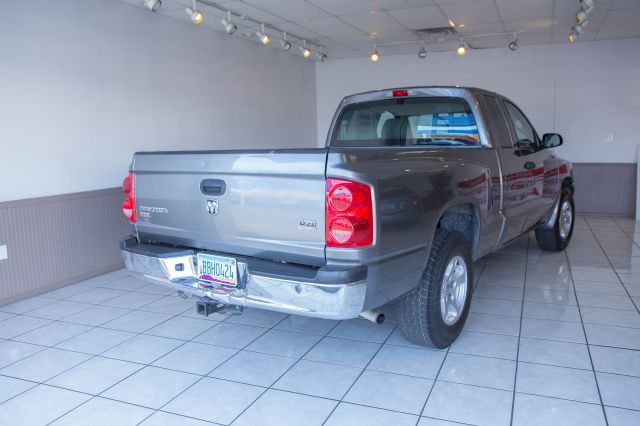 Dodge Dakota SLT 4-door 4WD Pickup Truck