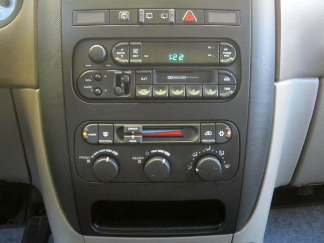 Dodge Grand Caravan 2002 photo 26