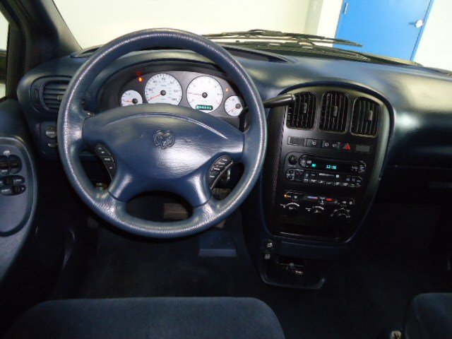 Dodge Grand Caravan 2003 photo 2