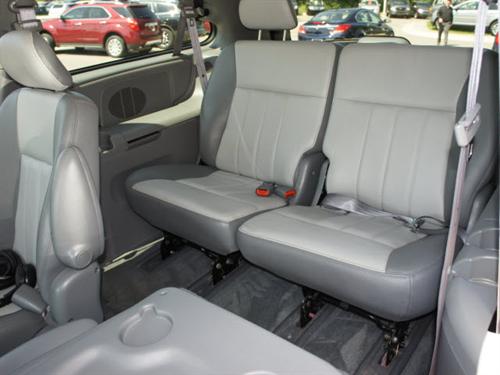 Dodge Grand Caravan 2004 photo 2